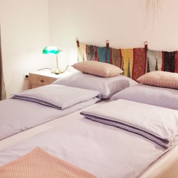 apartment pirol-schlafzimmer-doppelbett-entspannung-gemühtlich-wandern-naturliebhaber-stadttour-bosnische pyramide-bijambare park-konjic rafting-jablanicko jezero-vares-bobovac-waldbaden-yoga.jpg